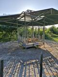 Gecombineerde hooiruif en schuilstal met verharde ondergrond paddock paradise 